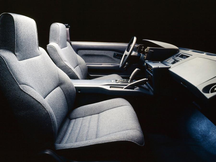 Интерьер Toyota MR2 1985 года  (US) (фото 9 из 19)